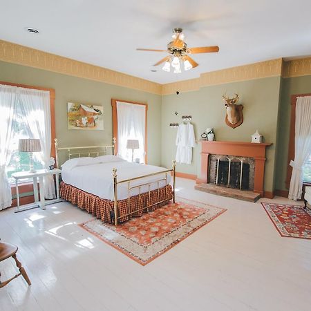 Old Caledonian Bed & Breakfast ภายนอก รูปภาพ